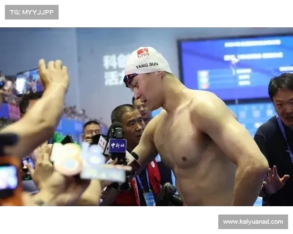 游泳名将孙杨受邀参加足球赛化身锋线惊艳表现引发热议 游泳名将孙杨受邀参加足球赛化身锋线惊艳表现引发热议